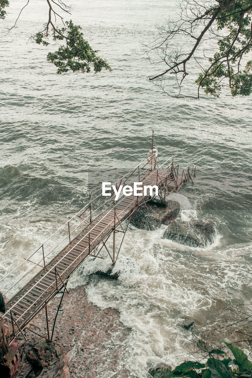 HIGH ANGLE VIEW OF WATER FLOWING THROUGH FROM SEA